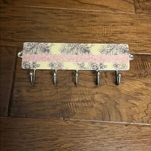 Chic Floral Wall Hook Rack - Pink and Cream